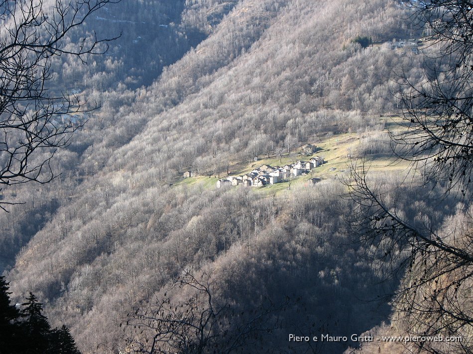 106 Borghi  di rustiche casette sui pendii.jpg